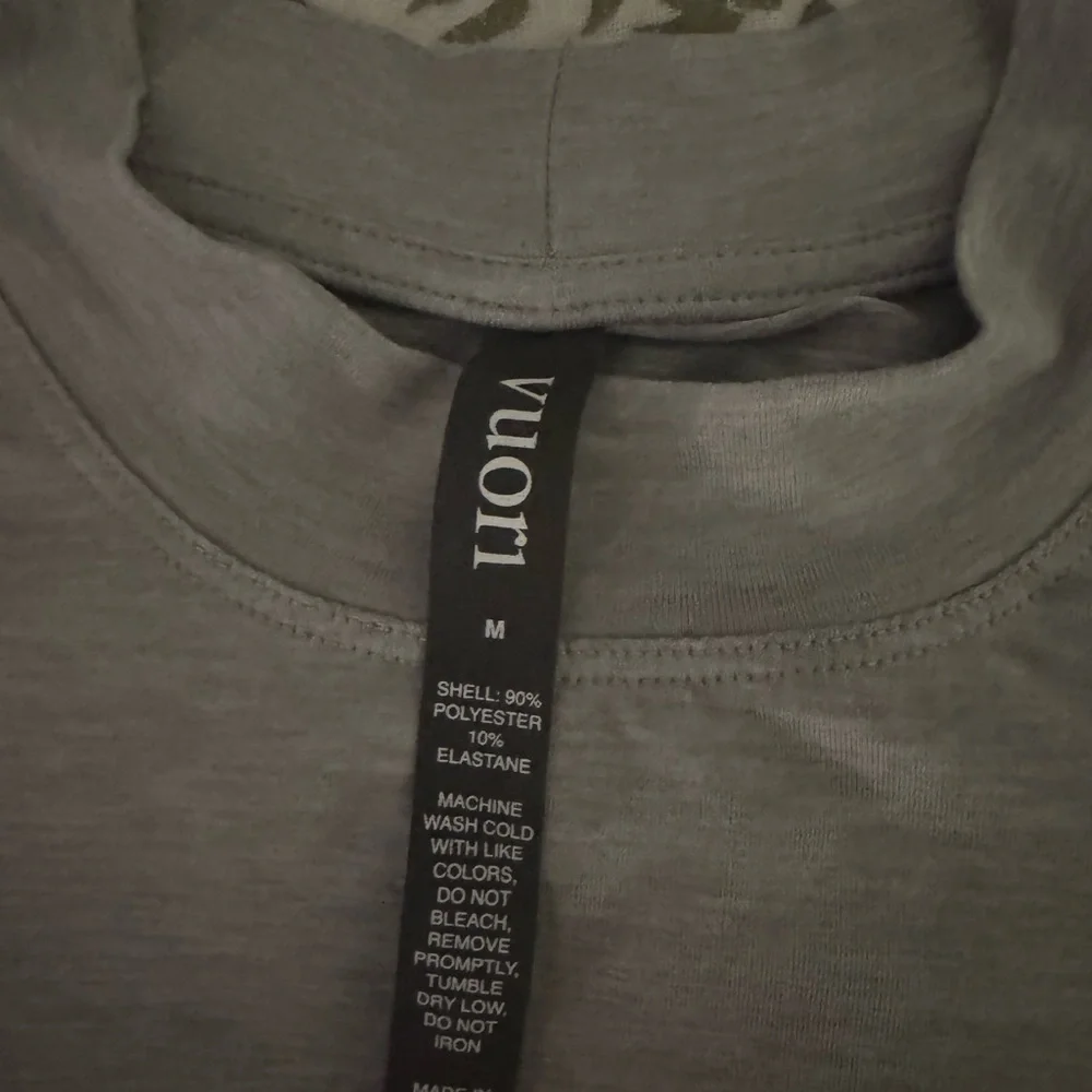 Vuori Women's Gray cropped long sleeve - Picture 3 of 3